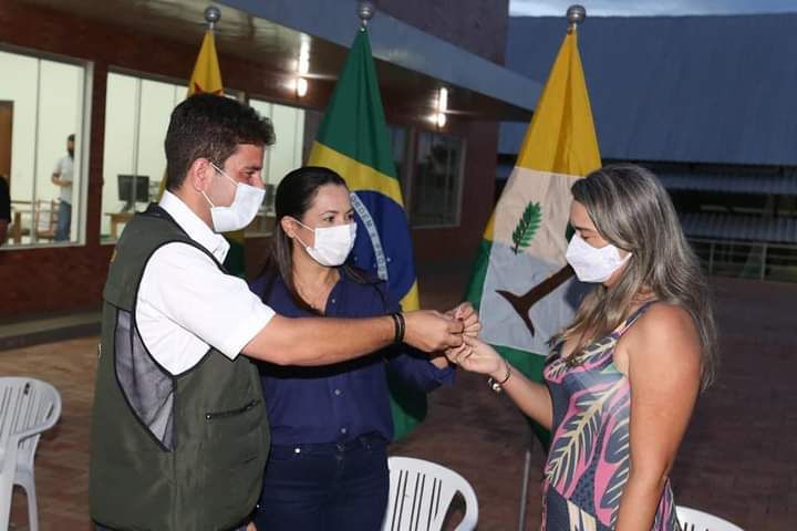 Gladson entrega ônibus escolares e kits para escolas em Senador Guiomard